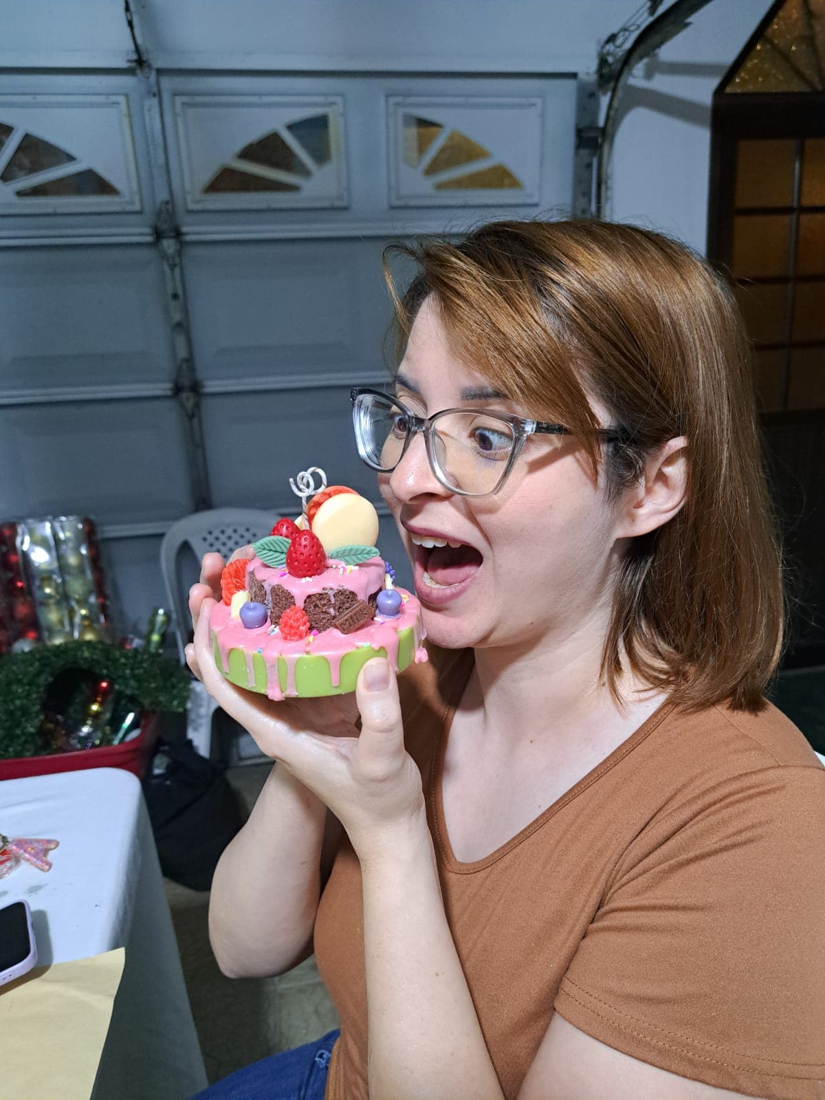 Participante sosteniendo una creación decorativa de colores en el taller