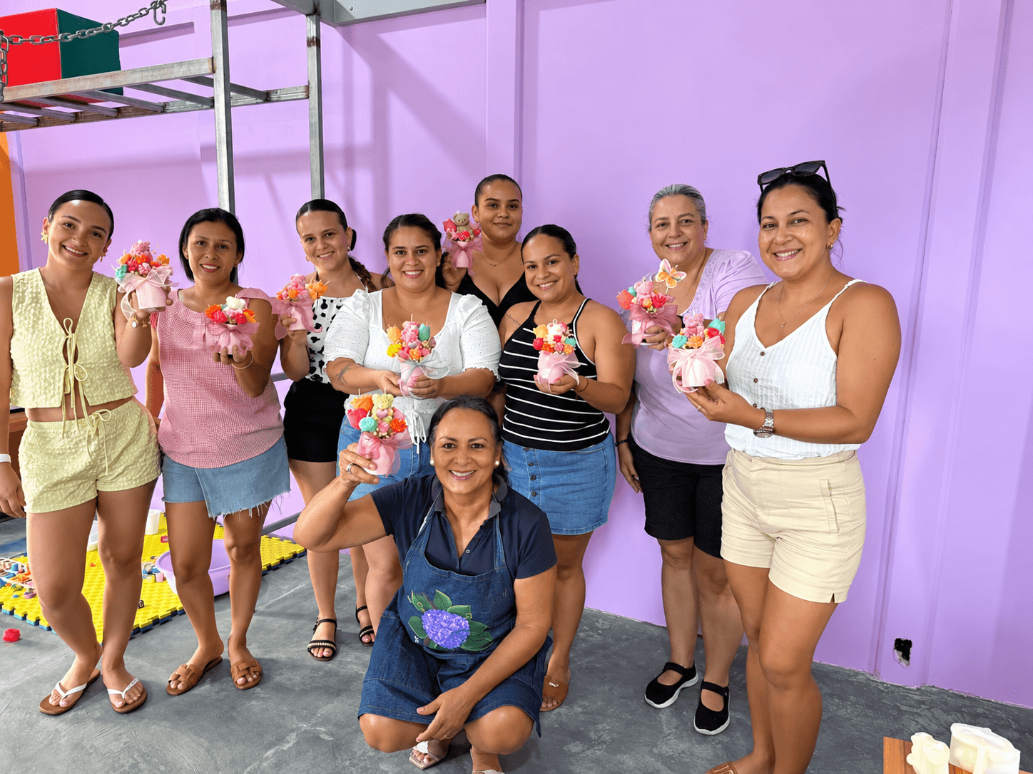Grupo de participantes mostrando sus arreglos de colores al finalizar el taller
